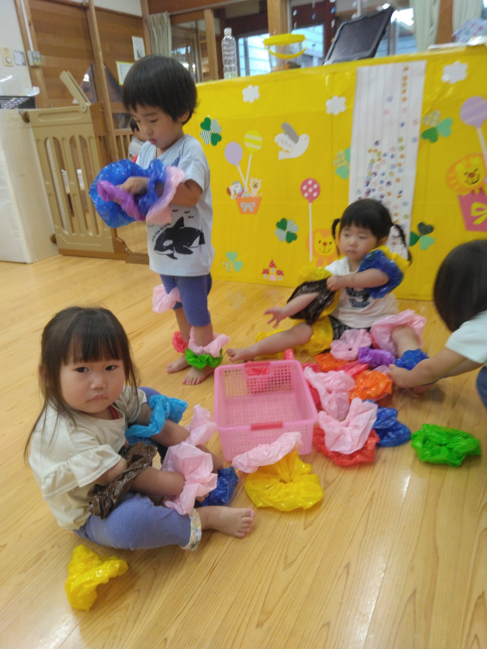 手作りのシュシュをたくさん身につけて遊んでいる様子です。素敵✨</p