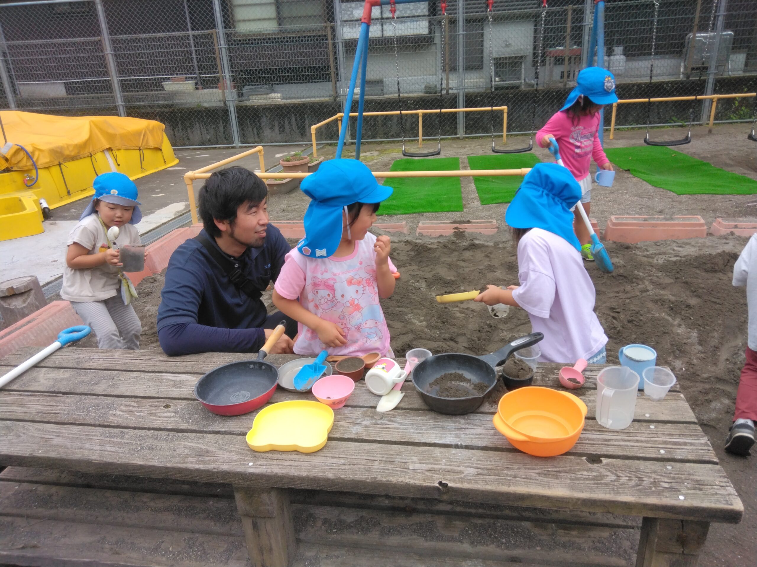 戸外では、一緒に砂遊びをしましたよ
